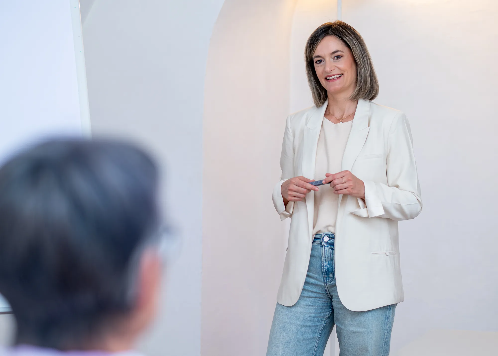 Christa Rameder in einem Workshop - lebendige Diskussion und Wissensaustausch