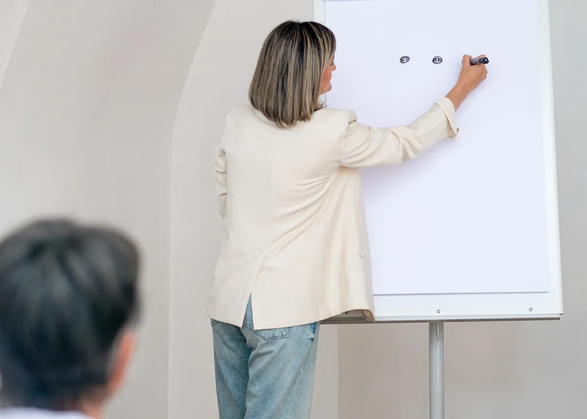 Christa Rameder bei einer Lehrveranstaltung am Flipchart