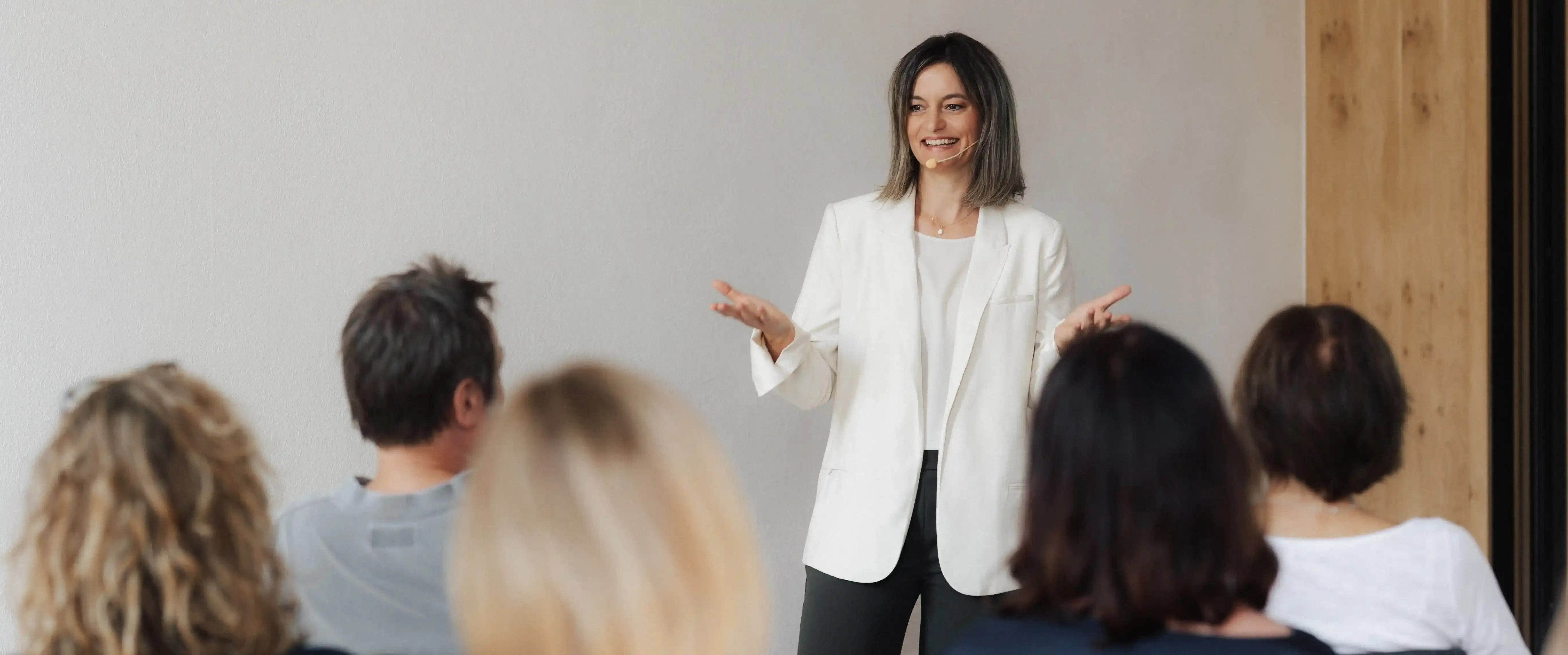 Christa Rameder in einem Workshop - lebendige Diskussion und Wissensaustausch
